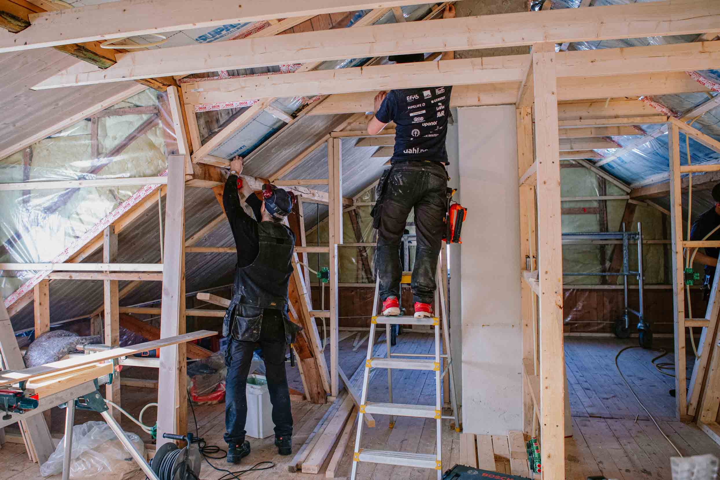 jobbkort-sentral-godkjent-23 Ingeniør står på byggeplass og planlegger prosjekt.